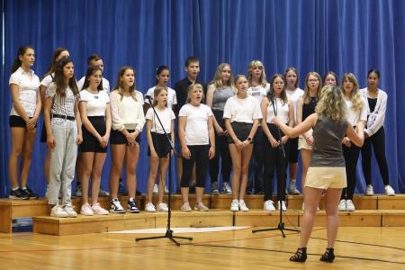 PRIREDITEV OB DNEVU DRŽAVNOSTI IN ZAKLJUČKU ŠOLSKEGA LETA 37 FOTO LJUBO VUKELIČ